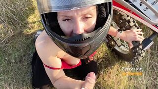 МОТО ДЕВУШКА ПОПРОСИЛА ОТСОСАТЬ ЧЛЕН МОТОЦИКЛИСТУ В ПОЛЕ ЭНДУРО CRF 250