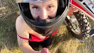 МОТО ДЕВУШКА ПОПРОСИЛА ОТСОСАТЬ ЧЛЕН МОТОЦИКЛИСТУ В ПОЛЕ ЭНДУРО CRF 250