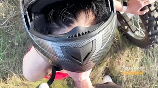 МОТО ДЕВУШКА ПОПРОСИЛА ОТСОСАТЬ ЧЛЕН МОТОЦИКЛИСТУ В ПОЛЕ ЭНДУРО CRF 250
