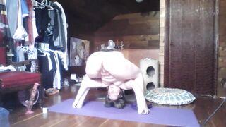 STONER HOTTIE DOES IN NATURE'S GARB YOGA