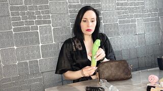 Нашла секс игрушки у своей дочери, пришлось объяснить как играть с ними