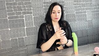 Нашла секс игрушки у своей дочери, пришлось объяснить как играть с ними