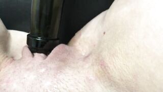 СЕЛА НА БУТЫЛКУ С ПОД ШАМПАНСКОГО РУССКАЯ БРЮНЕТКА РАЗВЛЕКАЕТСЯ ПОКА МУЖ НА РАБОТЕ 1080р