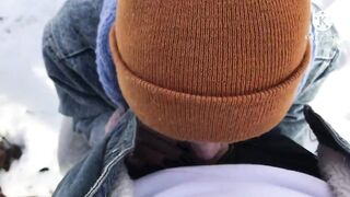 ОТСОСАЛА В СНЕЖНОМ ЛЕСУ НА ХОЛОДЕ ПОТОМУ ЧТО СИЛЬНО ХОТЕЛА СДЕЛАТЬ МИНЕТ СО СЛОВАМИ