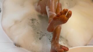 Toe sucking and foot banging in the hawt tub