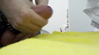 Массаж большого члена с гелем. Оргазм со спермой