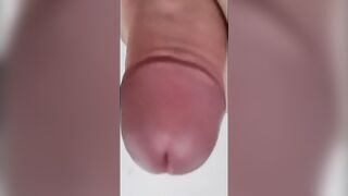 Парень дрочит свой твёрдый хуй в душе и кончает