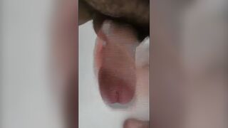 Парень дрочит свой твёрдый хуй в душе и кончает