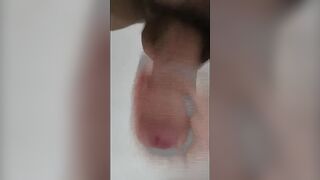 Парень дрочит свой твёрдый хуй в душе и кончает