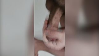 Парень дрочит свой твёрдый хуй в душе и кончает