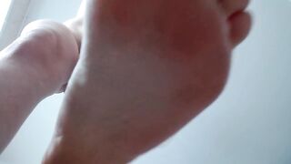 I'm a marvelous giantess! Crush u, little creature!