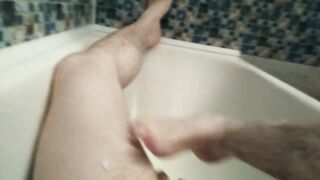 Артем сам себе дрочит ногами лижет ноги в ванной self suck autofellatio self footjob