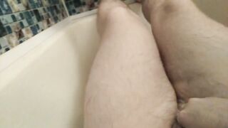 Артем сам себе дрочит ногами лижет ноги в ванной self suck autofellatio self footjob