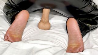 Ebony Beauty Shows Off Her Feet During the time that Riding a Vibrating/Thrusting Sex toy