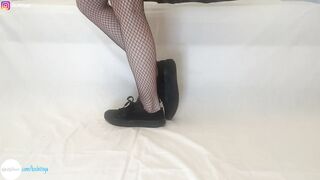 Кроссовки и чулки в сеточку - ступни и фут-фетишизм