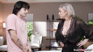 Bird watching my butt.Breasty stepmom Dee Williams catches her stepson watching her and confronts him.To get it without his system that babe lets him bang her
