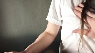 Жена дрочит мужу и он кончает на грудь