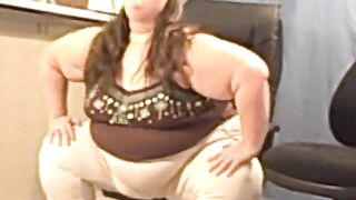 Ssbbw Angie chewing and blowing gum for u