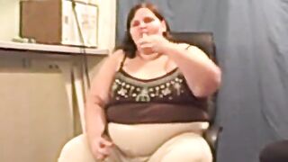 Ssbbw Angie chewing and blowing gum for u