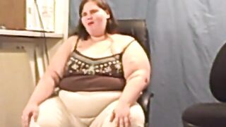 Ssbbw Angie chewing and blowing gum for u