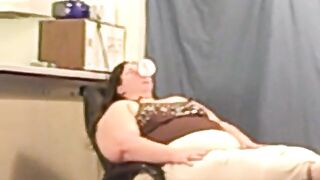 Ssbbw Angie chewing and blowing gum for u