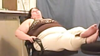 Ssbbw Angie chewing and blowing gum for u