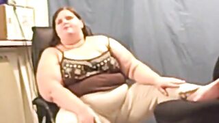Ssbbw Angie chewing and blowing gum for u