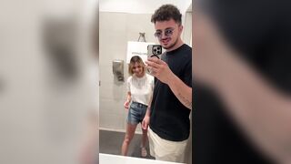 Italiana bionda scopata nel bagno del centro commerciale