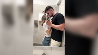 Italiana bionda scopata nel bagno del centro commerciale