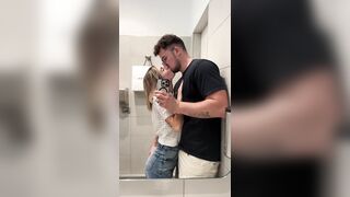 Italiana bionda scopata nel bagno del centro commerciale