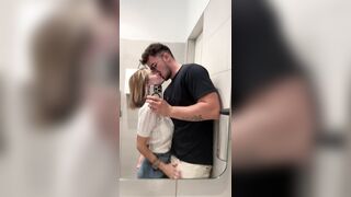 Italiana bionda scopata nel bagno del centro commerciale