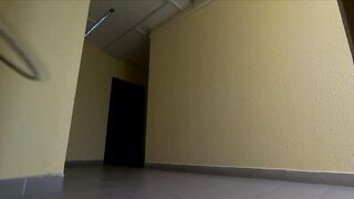 Голая русская девушка вращает обруч рядом с лифтом