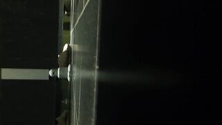 Je me branle dans les toilettes pour Femme, branlette a risque