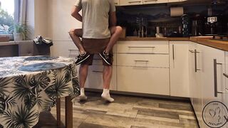 Ździrowata współlokatorka dostaje ładunek prosto w swoją soczystą cipkę