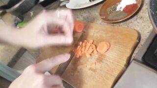 Обнаженная кулинария Голая  Милф в рубашке без трусов и лифчика на шпильках готовит в кухне