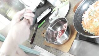 Обнаженная кулинария Голая  Милф в рубашке без трусов и лифчика на шпильках готовит в кухне