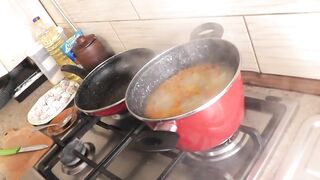 Обнаженная кулинария Голая  Милф в рубашке без трусов и лифчика на шпильках готовит в кухне