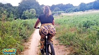 Culona en leggins apretados pasea por el bosque en bicicleta y termina mamando y follando al aire libre con su enorme culo