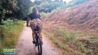 Culona en leggins apretados pasea por el bosque en bicicleta y termina mamando y follando al aire libre con su enorme culo