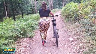 Culona en leggins apretados pasea por el bosque en bicicleta y termina mamando y follando al aire libre con su enorme culo