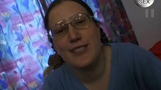 Notgeiles Nerdy Angel bekommt Ihre Fotze gefistet