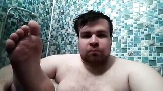 Артем сам себе дрочит ногами лижет ноги self suck autofellatio self footjob