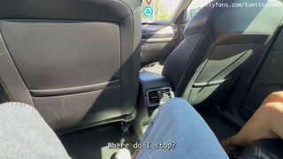 POMPINO IN TAXI - tassista guardone mi guarda mentre succhio un cazzo sulla sua auto ( Tami Tsunami - public - amateur - Italian )