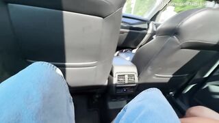 POMPINO IN TAXI - tassista guardone mi guarda mentre succhio un cazzo sulla sua auto ( Tami Tsunami - public - amateur - Italian )