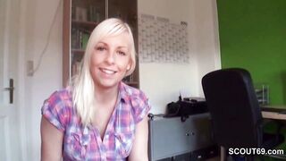 Sie erwischt ihn beim Wichsen und hilf mit einem Tugjob