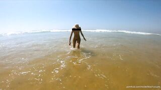 Risky public sex on the beach