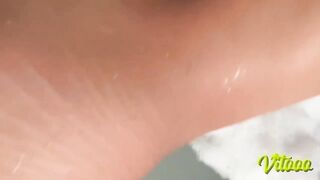 A large booty moving in the sexy tub – Flirty Latin chick