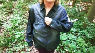 Bluse aufreissen und 120 harte Schläge auf die blanken Brüste