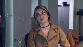 La amiga de mi esposa se me acerca y me la chupa entera delante de ella
