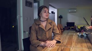 La amiga de mi esposa se me acerca y me la chupa entera delante de ella
